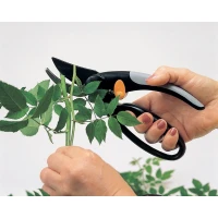 Плоскостной секатор с петлей для пальцев Fiskars 1001534 (111440)