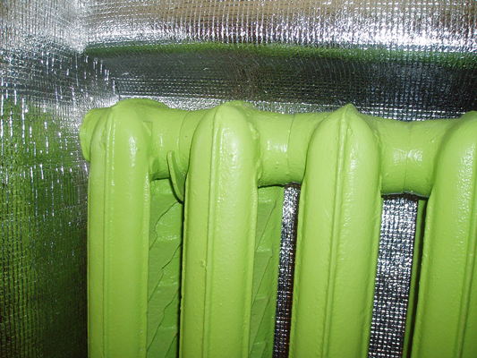 Теплоотражающий экран за радиатором отопления (батареи)